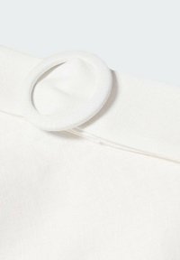 Lähetä valkoinen kangasvyö, jossa on peitetty pyöreä solki, joka on yhteensopivassa valkoisessa vaatteessa tai tekstiilissä.