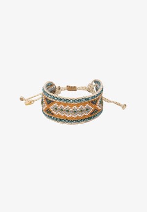 Bracelet tressé présentant un motif orange, blanc et bleu, agrémenté de perles vertes; fabriqué à partir de fibres tissées et terminé par des liens ajustables.