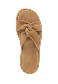 Beige schuif sandaal met een gedraaide suède band en kurken zool. Heeft een platte uitvoering en een geperst logo op de binnenzool. Soepele textuur throughout.