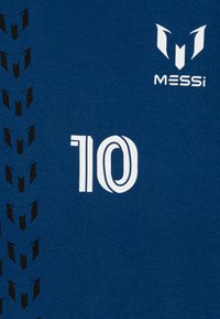 Mėlynas medvilninis marškinėlis su baltu '10' ir 'MESSi' logotipu; šonuose yra juodos raštuotos detalės, primenančios padangų protektorius.