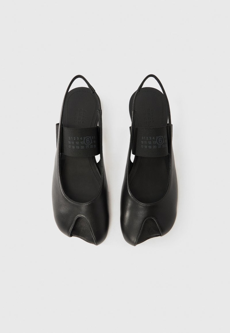 Sorte læder splittå slingback-flats med bred elastik over forfoden og trykte størrelsesnumre på den indvendige sål.