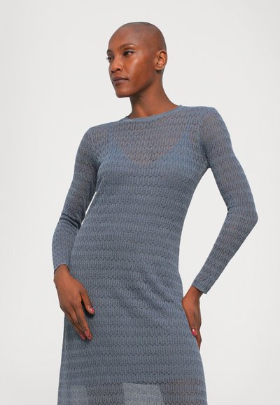 Rochie cu mâneci lungi din tricot texturat albastru, cu guler rotund și siluetă ajustată, având o transparență subtilă și un model cu țesătură deschisă.