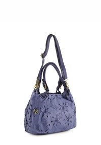 Lila Lederhandtasche mit floralem Prägedesign, doppelten Griffen, verstellbarem Schultergurt und goldenen Hardware-Akzenten.