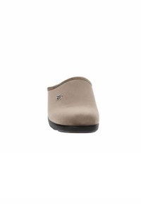 Mocassino beige slip-on con tomaia in tessuto liscio, punta tonda, suola in gomma nera e un piccolo emblema decorativo in argento sul lato.