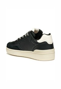 Baskets en cuir noir et suède avec une semelle en caoutchouc crème. Comprend des lacets blancs et un col rembourré pour le confort, avec des accents texturés.