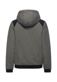 Szara kurtka z kapturem wykonana z gładkiego materiału, z czarnymi prążkowanymi akcentami na ramionach i mankietach, o luźnym kroju.