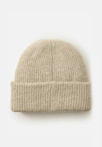 Strikket uld beanie i lys beige med ribbet tekstur. Designet har en ombukket kant i bunden, der sikrer en tætsiddende pasform.