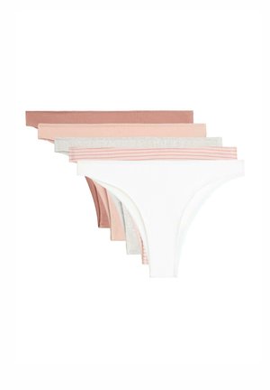 Kobieta ubrana w prążkowaną, jasno-brązową bieliznę bikini, skróconą w talii i na górnej części ud, na jednolitym jasnym tle.