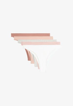 Vijf damesslipjes in wit, roze, grijs en gestreept lichtroze, licht overlappend gestapeld op een witte achtergrond.