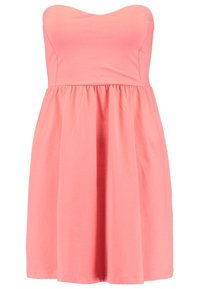 Korálové šaty bez ramínek vyrobené z měkké tkaniny, s přiléhavým korzetem a rozšířenou sukní. Hladká textura s elastickým pasem.