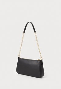 Borsa a mano in pelle nera con forma rettangolare, dotata di una tracolla in catena dorata e una superficie liscia. Chiusura con zip sulla parte superiore.