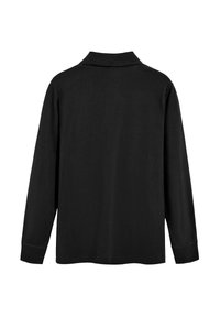 Sort langærmet polo shirt med krave, med en glat tekstur og pæne syninger ved ærmerne og kanten, uden synlige mønstre.
