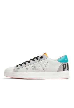 Baskets basses blanches avec lacets noirs, détails en suède gris, motif perforé "P448", détail de languette orange et languette de talon turquoise avec texte.
