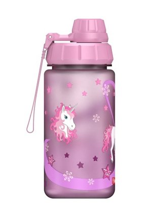 Rosa Kunststoffwasserflasche mit Schraubverschluss, gestaltet mit einem Einhorn-Design und Sternen, glatte Textur und ein seitlicher Tragegurt für einfachen Transport.