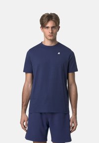 T-shirt girocollo blu navy in cotone, con maniche corte e un piccolo logo bianco sul lato sinistro del petto.