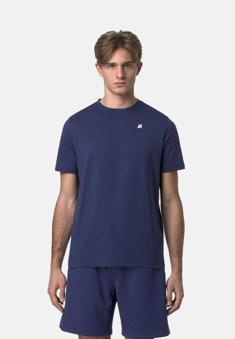T-shirt girocollo blu navy in cotone, con maniche corte e un piccolo logo bianco sul lato sinistro del petto.