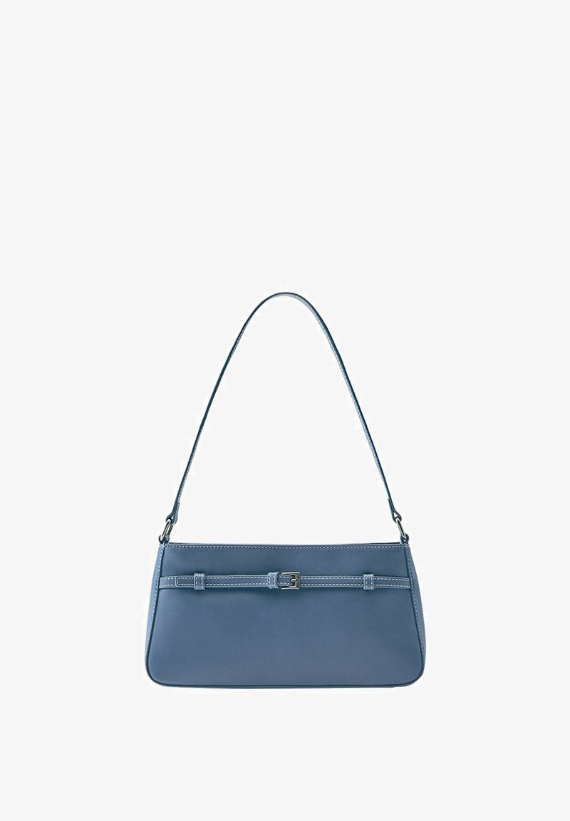 Sac à main rectangulaire bleu avec une fine bandoulière et une sangle décorative à boucle traversant le centre avant.