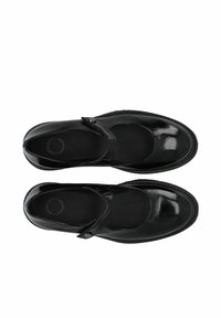 Czarne lakierowane buty typu Mary Jane z paskiem, zaokrąglonym noskiem i teksturowaną podeszwą. Minimalistyczny design, gładkie wykończenie i subtelny detal logo wewnątrz.