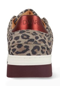 Beige Wildleder-Sneaker mit Leopardenmuster, burgunderfarbener strukturierter Sohle und metallisch rotem Fersenelement. Mit gepolsterter Knöchelpartie und Logodetail.