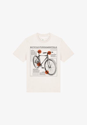 T-shirt beige naturel avec une illustration de bicyclette noire agrémentée d'accents orange. Les détails textuels comprennent des composants tels que la selle, le guidon, le groupe de transmission et la roue.
