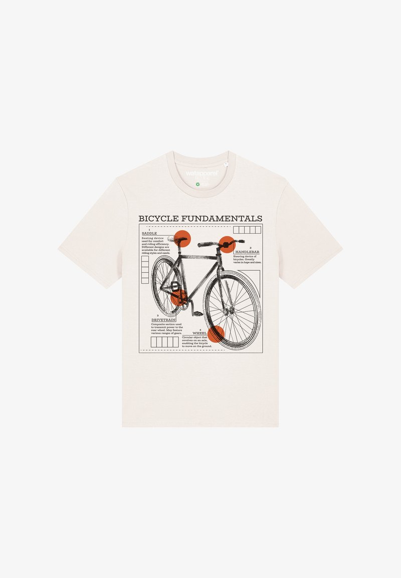 Natuurlijke beige t-shirt met een zwarte fietsillustratie en oranje accenten. Tekstdetails bevatten onderdelen zoals zadel, stuur, aandrijfsysteem en wiel.