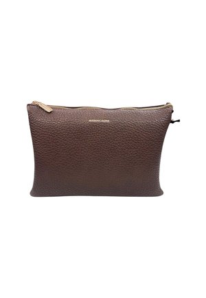 Pochette in pelle marrone con texture e zipper color oro. Presenta un logo discreto sul fronte, forma rettangolare e bordi lisci.