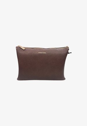 Pochette in pelle marrone con texture e zipper color oro. Presenta un logo discreto sul fronte, forma rettangolare e bordi lisci.