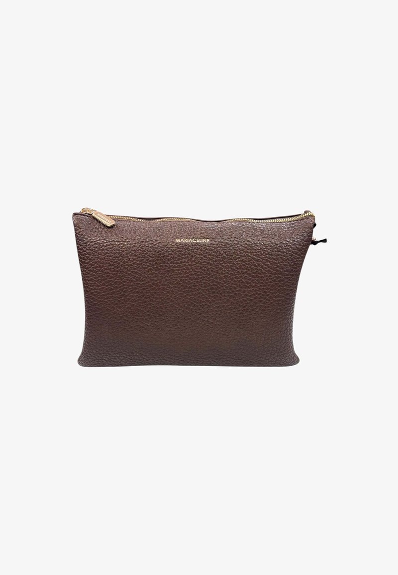 Pochette in pelle marrone con texture e zipper color oro. Presenta un logo discreto sul fronte, forma rettangolare e bordi lisci.