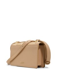 Borsa a tracolla beige con una parte superiore tessuta e testurizzata, dettagli in hardware dorato e una tracolla regolabile. Forma rettangolare semplice con una finitura liscia.