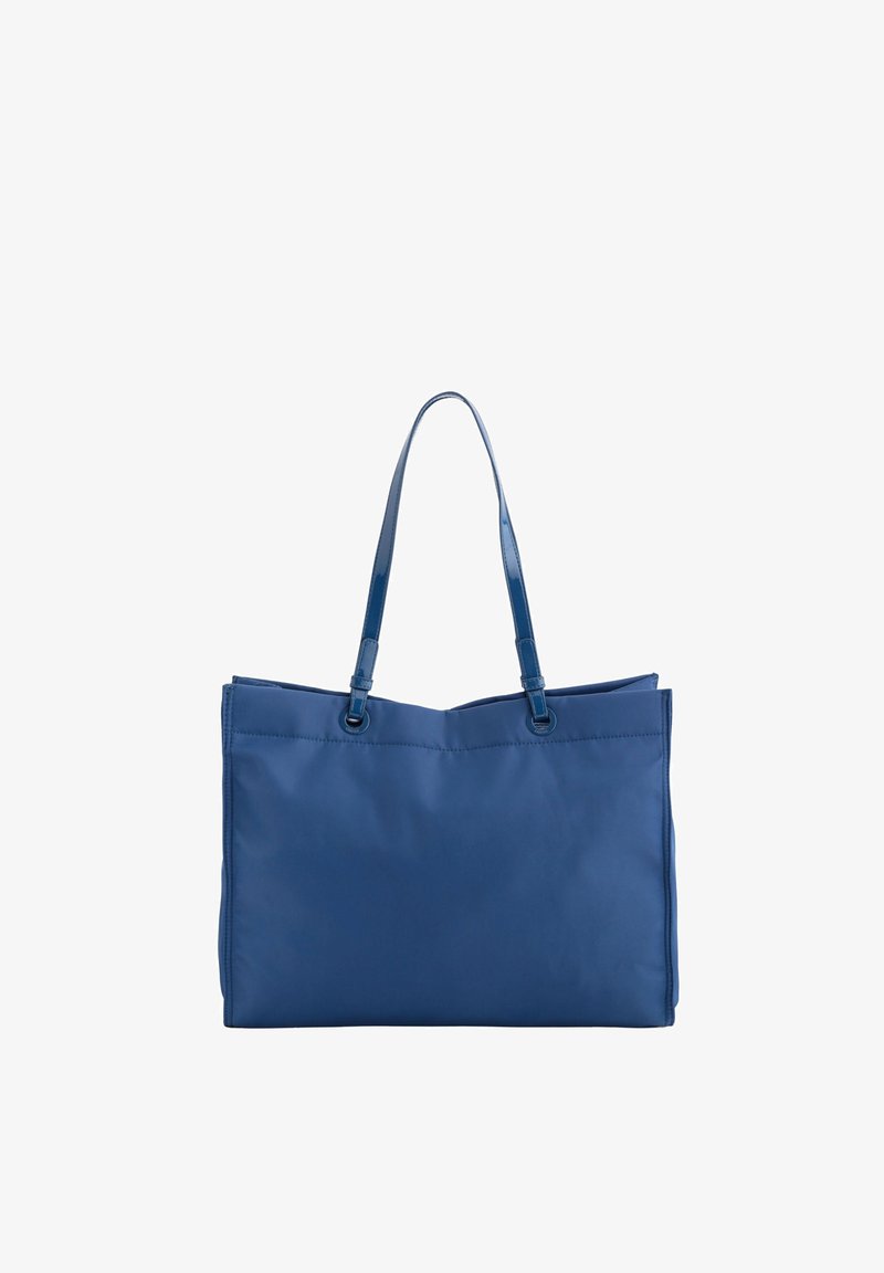 Blauwe nylon draagtas met twee glanzende handvaten, rechthoekige vorm, platte sluiting en minimale stikseldetails.
