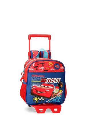 Mochila carrito para niños en rojo y azul con personaje animado de coche de carreras, número 95 y gráficos y texto temáticos de carreras.