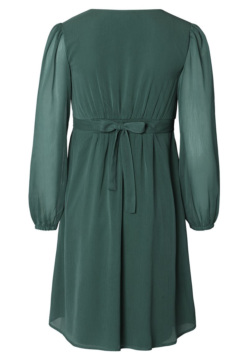 Grünes, fließendes Kleid mit langen, transparenten Ärmeln und einem Taillenzug. Weicher Stoff und eine ausgestellte Silhouette, mit rundem Ausschnitt und gerafftem Rücken.