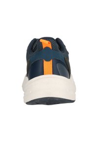 Chaussure de sport marine avec tige en mesh, sangle d'accent orange, col rembourré et épaisse semelle intermédiaire blanche. Semelle extérieure en caoutchouc pour l'adhérence.