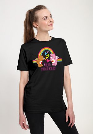 Sort t-shirt med et grafik af to farverige bjørne med hjerter, en regnbue og teksten "be mine" i lilla. Cotton materiale med korte ærmer.