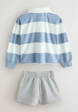 Blå og hvide stribede langærmede pullover med hvid krave kombineret med lysegrå shorts med elastisk taljebånd, lagt fladt på neutral baggrund.