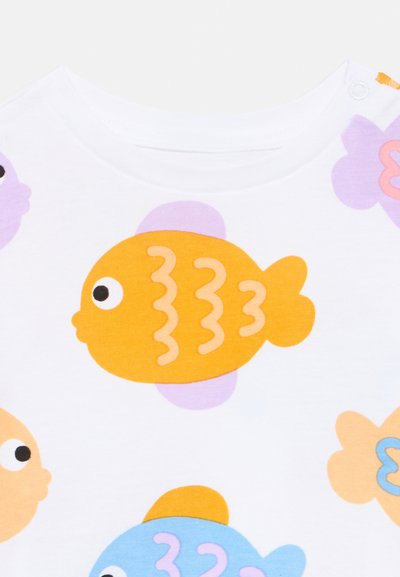 Λευκό βαμβακερό t-shirt με πολύχρωμα μοτίβα ψαριών σε πορτοκαλί, μπλε και μωβ, με στρογγυλά σχήματα και κυματιστές γραμμές στα σώματα των ψαριών.
