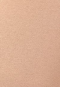 Tessuto beige testurizzato con un motivo a coste diagonali, morbido al tatto e con una finitura liscia, adatto a varie applicazioni.