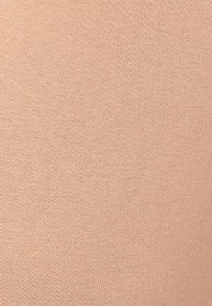 Beige, gestructureerde stof met een diagonale ribbelpatroon, zacht aanvoelend met een gladde afwerking, geschikt voor verschillende toepassingen.