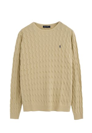 Suéter beige de punto de cable con cuello redondo, mangas largas y un pequeño logo oscuro de un jugador de polo en el lado izquierdo del pecho.