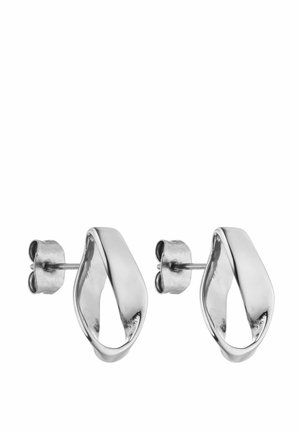 Boucles d'oreilles en argent en forme de goutte d'eau tordue, au fini poli et avec fermoirs papillon. Texture lisse et design contemporain.