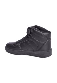 Zapatilla alta negra con exterior de cuero sintético suave, que presenta un cierre de cordones y Velcro, suela de goma texturizada y acentos mínimos.