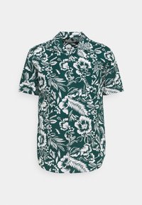 T-paita lyhyillä hihoilla tummanvihreänä, jossa on valkoisia kukka- ja lehtikuvioita. T-paidassa on klassinen kaulus ja napitettava etuosa.