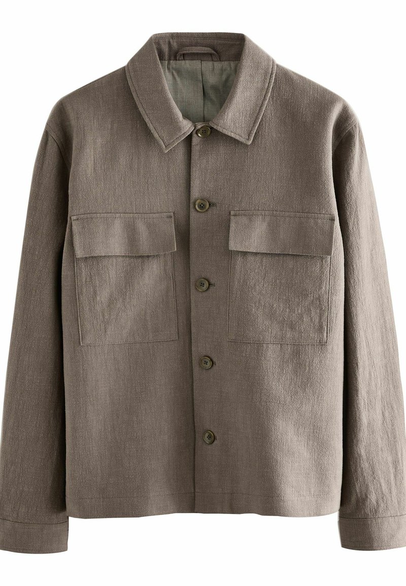 Chaqueta de lino marrón con cuello, dos bolsillos frontales y cierre de botones. Tejido texturizado con un ajuste ligeramente holgado.