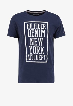 Dunkelblaues T-Shirt mit weißem Blocktext, der "HILFIGER DENIM NEW YORK ATH. DEPT" innerhalb eines rechteckigen Rahmens liest.