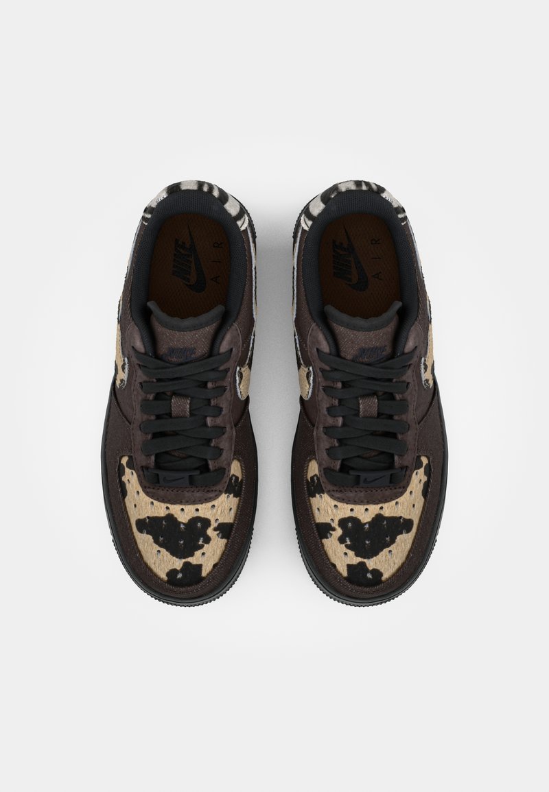 Nike Air Sneakers mit einem oberteil aus dunkelbraunem Wildleder, einem beigen und schwarzen gefleckten Rindsleder-Muster, schwarzen Schnürsenkeln und einer strukturierten Gummisohle.
