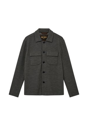 Chaqueta abotonada gris oscuro con cuello, dos bolsillos en el pecho y botones negros. Confeccionada con un tejido texturizado que presenta un patrón sutil.