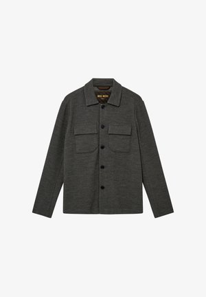 Chaqueta abotonada gris oscuro con cuello, dos bolsillos en el pecho y botones negros. Confeccionada con un tejido texturizado que presenta un patrón sutil.