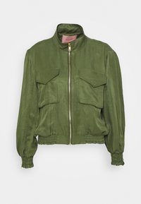 Veste vert olive en tissu doux, dotée d'un col haut, d'une fermeture éclair, de deux poches avant et de poignets et ourlet élastiques.