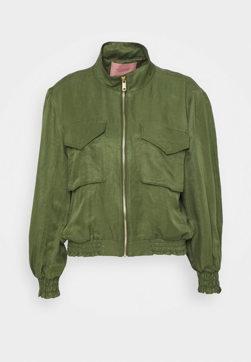 Veste vert olive en tissu doux, dotée d'un col haut, d'une fermeture éclair, de deux poches avant et de poignets et ourlet élastiques.