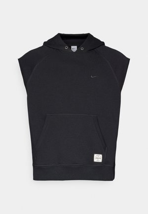 Schwarzer ärmelloser Hoodie mit seitlicher Kängurutasche, kleinem gesticktem Nike-Swoosh auf der Brust und weißem rechteckigem Label nahe dem Saum.